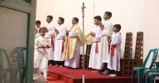 বিশ্ববাসীর শান্তি প্রার্থনায় বড়দিনের উৎসব শুরু বিশ্ববাসীর শান্তি প্রার্থনায় বড়দিনের উৎসব শুরু
