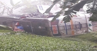 নিয়ন্ত্রণ হারিয়ে বাস খাদে, নারীসহ নিহত ২