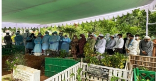 মায়ের কবরের পাশে শায়িত হলেন মোহাম্মদ নাসিম মায়ের কবরের পাশে শায়িত হলেন মোহাম্মদ নাসিম