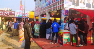 ছুটির দিনে জমে উঠছে বইমেলা