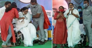 জাতীয় সংগীত শুনে এক পায়েই উঠে দাঁড়ালেন মমতা জাতীয় সংগীত শুনে এক পায়েই উঠে দাঁড়ালেন মমতা