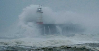 শক্তি বাড়াচ্ছে ‘তাওকতে’, ভারতে রেড অ্যালার্ট শক্তি বাড়াচ্ছে ‘তাওকতে’, ভারতে রেড অ্যালার্ট