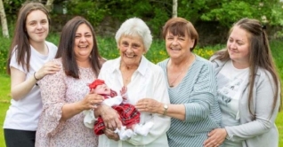 পাঁচ প্রজন্ম দেখেছেন মারি মার্শাল, নাতি-নাতনি ৯০