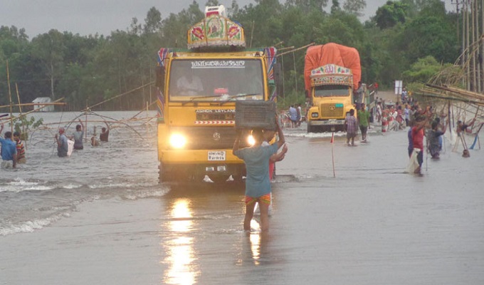 শেরপুর-জামালপুর মহাসড়কে বন্যার পানি