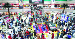 বসুন্ধরা সিটিতে জমে উঠেছে ঈদের কেনাকাটা