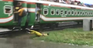 ট্রেনের ছাঁদ থেকে ছিটকে পড়েন এক নারী