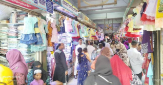 রাত বাড়লেই জমে ওঠে ঈদ বাজার, শেষ সময়ে ভিড়