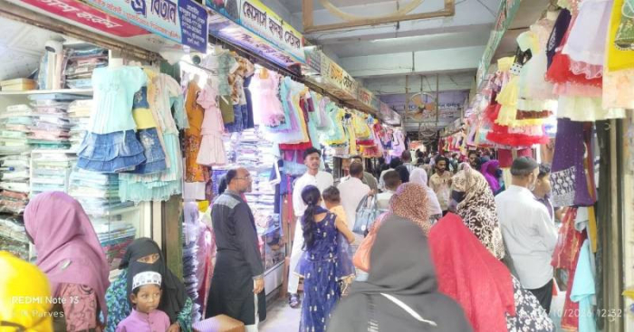 রাত বাড়লেই জমে ওঠে ঈদ বাজার, শেষ সময়ে ভিড়