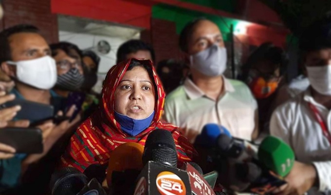 সাংবাদিকদের সঙ্গে কথা বলছেন রোজিনার ছোট বোন সাবিনা ইয়াসমিন