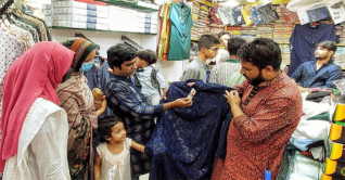 ঈদে রাজধানীতে চলছে পাঞ্জাবি কেনাকাটা