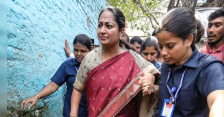 বাসভবনে ঢুকে দিল্লির মুখ্যমন্ত্রীকে ‘চড়’ বাসভবনে ঢুকে দিল্লির মুখ্যমন্ত্রীকে ‘চড়’