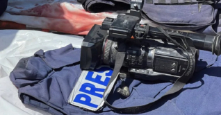 গাজায় নিহত সাংবাদিকের চিঠি পড়ে আবেগাপ্লুত আলজেরিয় রাষ্ট্রদূত গাজায় নিহত সাংবাদিকের চিঠি পড়ে আবেগাপ্লুত আলজেরিয় রাষ্ট্রদূত