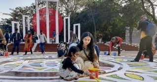 শহীদ মিনারে রংতুলির শেষ আঁচড়