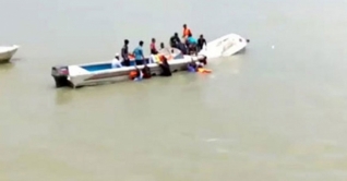 মাঝ নদীতে স্পিডবোট উল্টে শিশু নিখোঁজ