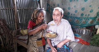 সেই ভিক্ষুক দম্পতি পাকা ঘর পেয়ে অভিভূত সেই ভিক্ষুক দম্পতি পাকা ঘর পেয়ে অভিভূত