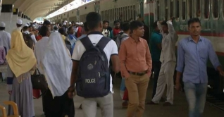 আজও ঢাকা ছাড়ছে রাজধানীবাসী