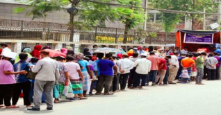 লজ্জা ভেঙে টিসিবির লাইনে মধ্যবিত্তরাও লজ্জা ভেঙে টিসিবির লাইনে মধ্যবিত্তরাও