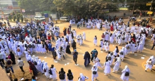 আল্টিমেটাম দিয়ে সড়ক ছাড়ল বদরুন্নেসার ছাত্রীরা আল্টিমেটাম দিয়ে সড়ক ছাড়ল বদরুন্নেসার ছাত্রীরা