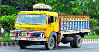 আত্মীয়ের মরদেহ দেখতে গিয়ে ট্রাক চাপায় প্রাণ গেল ৪ নারীর