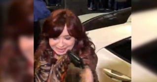 অল্পের জন্য প্রাণে বাঁচলেন আর্জেন্টিনার ভাইস প্রেসিডেন্ট 