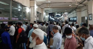 সর্বাত্মক লকডাউন: ব্যাংকে টাকা তোলার হিড়িক সর্বাত্মক লকডাউন: ব্যাংকে টাকা তোলার হিড়িক