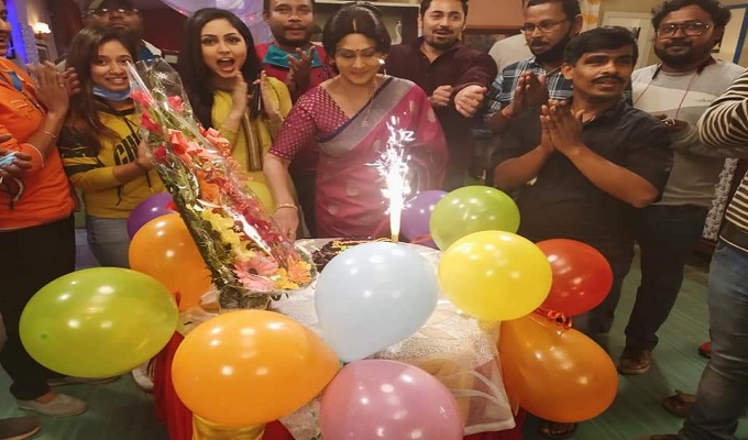 ইন্দ্রাণীর জন্মদিনে শ্রীময়ীর সেটে কেক কাটলেন সকলে