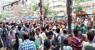 সড়ক অবরোধে অফিসগামীদের চরম দুর্ভোগ