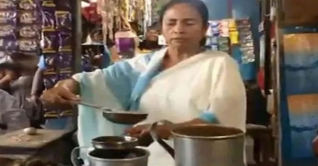 চায়ের দোকানে কি করছেন মমতা! চায়ের দোকানে কি করছেন মমতা!