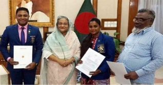 স্বর্ণজয়ী তিন ক্রীড়াবিদকে ফ্ল্যাট বুঝিয়ে দিলেন প্রধানমন্ত্রী স্বর্ণজয়ী তিন ক্রীড়াবিদকে ফ্ল্যাট বুঝিয়ে দিলেন প্রধানমন্ত্রী