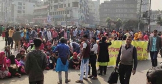 শ্যামলীতে পোশাক শ্রমিকদের সড়ক অবরোধ