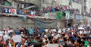 উচ্ছেদে গিয়ে ব্যবসায়ীদের বাধার মুখে ডিএসসিসি