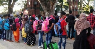 ভারতে দুই বছর কারাভোগ: দেশে ফিরল ১৯ তরুণ-তরুণী ভারতে দুই বছর কারাভোগ: দেশে ফিরল ১৯ তরুণ-তরুণী