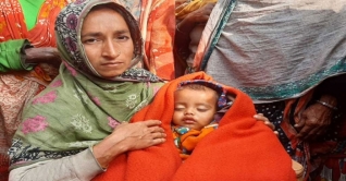 কোলের শিশুকে অথৈই পানিতে ফেলে দিলেন মা কোলের শিশুকে অথৈই পানিতে ফেলে দিলেন মা