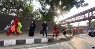 যানবাহনের অপেক্ষায় মানুষ, রিকশা-সিএনজি একমাত্র ভরসা