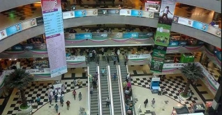 ১১ দিন পর খুলেছে শপিং মল-দোকানপাট