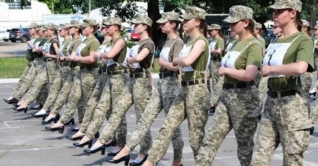 হিল পরে নারী সেনাদের মহড়া, সমালোচনায় বিদ্ধ ইউক্রেন