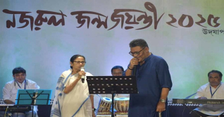 ‘ভুল সুরে গাইছ’, ইন্দ্রনীলকে থামিয়ে নজরুল গীতি গাইলেন মমতা