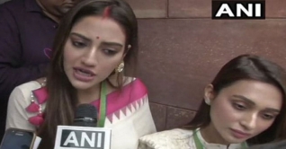 পার্লামেন্টে সাংবাদিকরা ঘিরে ধরায় বিরক্ত নুসরাত-মিমি