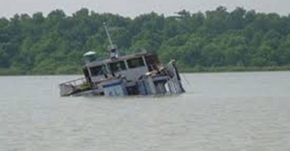 বঙ্গোপসাগরে লাইটার জাহাজডুবি, নিখোঁজ ১২