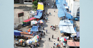 রাজধানীর ফুটপাত হকারদের দখলে, জনজীবনে অচলাবস্থা