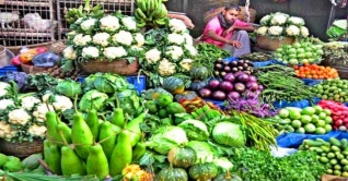 শীতের মৌসুমেও চড়া সবজির বাজার