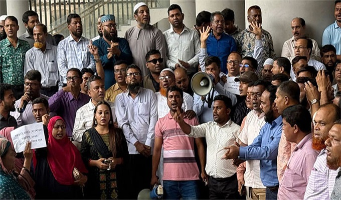 সচিবালয়ে মঙ্গলবার গণজমায়েত করে বিক্ষোভ করেন কর্মচারীরা।