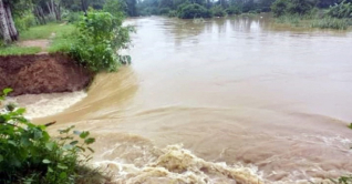 বিপৎসীমার ওপরে মুহুরী, বাঁধ ভেঙে প্লাবিত বিস্তীর্ণ এলাকা