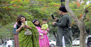 উৎসবের চিরচেনা রুপে রাজধানী