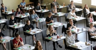 অংক পরীক্ষা ‘কঠিন’ হওয়ায় ক্ষুব্ধ জার্মানির শিক্ষার্থীরা অংক পরীক্ষা ‘কঠিন’ হওয়ায় ক্ষুব্ধ জার্মানির শিক্ষার্থীরা