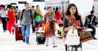ছুটি শেষে ঢাকায় ফিরছে মানুষ ছুটি শেষে ঢাকায় ফিরছে মানুষ
