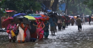 মুম্বাইয়ে ভারী বর্ষণে ১৬ জনের মৃত্যু মুম্বাইয়ে ভারী বর্ষণে ১৬ জনের মৃত্যু