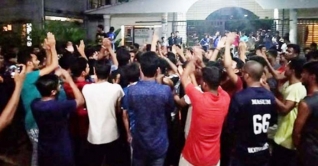 বশেমুরবিপ্রবিতে ভিসির পদত্যাগ দাবিতে আন্দোলনে শিক্ষার্থীরা