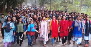 প্রশাসনের নিষিদ্ধের আদেশ অমান্য করে জাবিতে বিক্ষোভ প্রশাসনের নিষিদ্ধের আদেশ অমান্য করে জাবিতে বিক্ষোভ