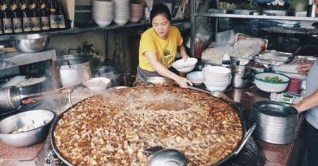 টানা ৪৫ বছর একই পাত্রে রান্না হচ্ছে স্যুপ টানা ৪৫ বছর একই পাত্রে রান্না হচ্ছে স্যুপ